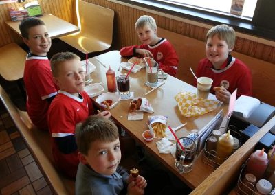 Children eating in a booth